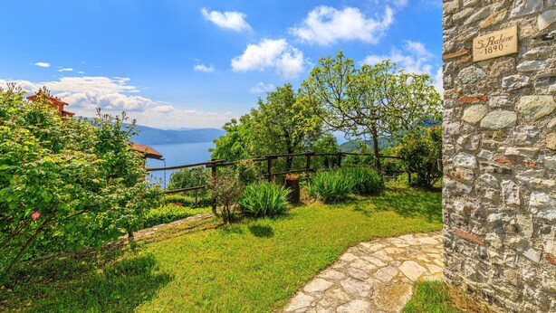 A stone wall with a sign reading "S. Puchino 1890". - Villa Formaga in Hilly Area Relax and vie (Gargnano)