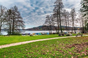 A park with a path, benches, and a lake. - Villa Martine Au Bord Du Lac (Cadrezzate con Osmate)