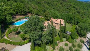 An aerial view of a property with a swimming pool, a stone house, and surrounding greenery. - Villa Casacheta in Montaione (Montaione)