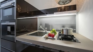 A modern kitchen with a built-in oven, a sink, and a stove. - Panorama Fantastico Apt Pool Beach (Ghiffa)