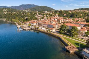 A riverside town with historic buildings, a bridge, and a marina. - Residenza Il Parco Family Retreat (Ispra)