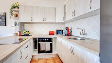 Refrigerador, microondas, horno, placa de cocina