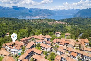 A residential area with houses, a lake, and mountains in the background. - Ortensia Blu Lake And Relax (Gignese)