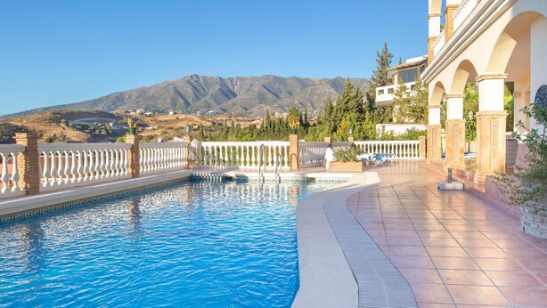 A swimming pool with a view of mountains in the background. - Villa Carlos Mijas Golf (Mijas)