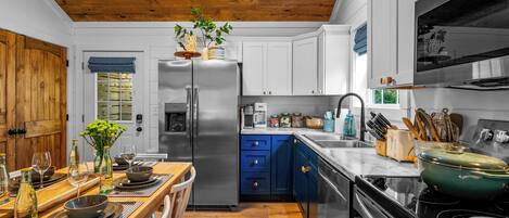 Kühlschrank, Mikrowelle, Herdplatte, Geschirrspüler