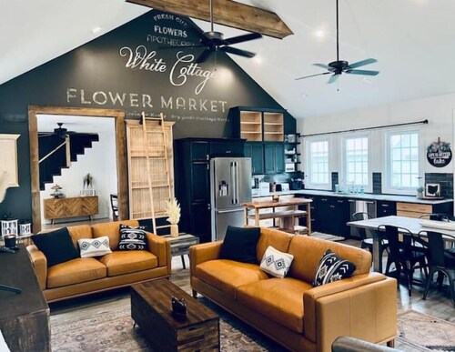 HGTV worthy Indian Lake Cottage on Shawnee Island