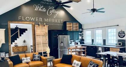 HGTV worthy Indian Lake Cottage on Shawnee Island