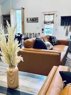 Living area - HGTV worthy Indian Lake Cottage on Shawnee Island (Huntsville)