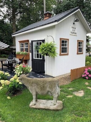 Property grounds - HGTV worthy Indian Lake Cottage on Shawnee Island (Huntsville)