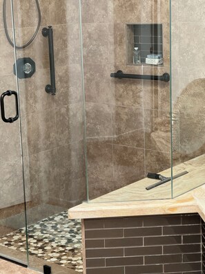 Shower, jetted bath, hair dryer, towels