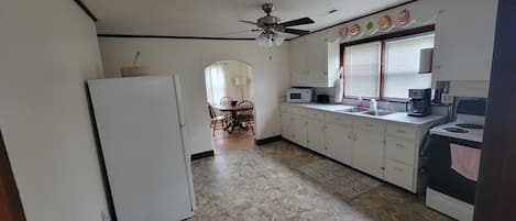 冷蔵庫、電子レンジ、オーブン、コンロ