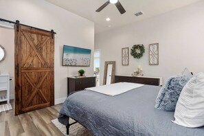 3 habitaciones, tabla de planchar con plancha y cuna de viaje 