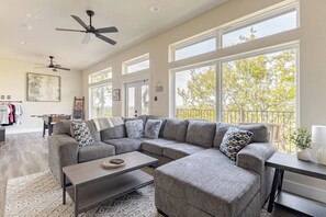 Téléviseur connecté, table de baby-foot