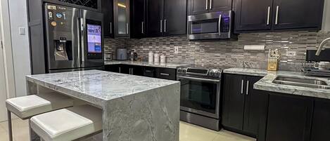 Een koelkast, een magnetron, een oven, een kookplaat