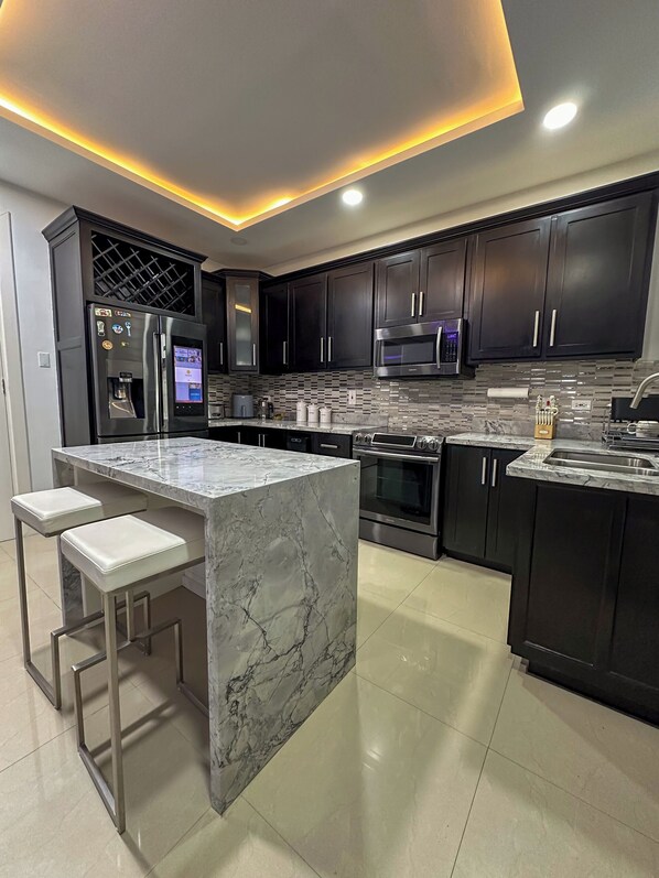 Kühlschrank, Mikrowelle, Ofen, Herdplatte