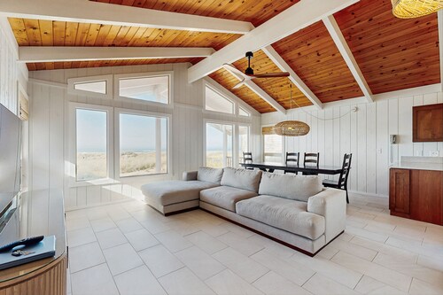 Discover Tranquil Oceanfront Relaxation in Manzanita near beach W/Hot Tub