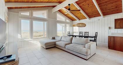 Discover Tranquil Oceanfront Relaxation in Manzanita near beach W/Hot Tub