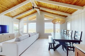 Interior - Discover Tranquil Oceanfront Relaxation in Manzanita near beach (Manzanita)