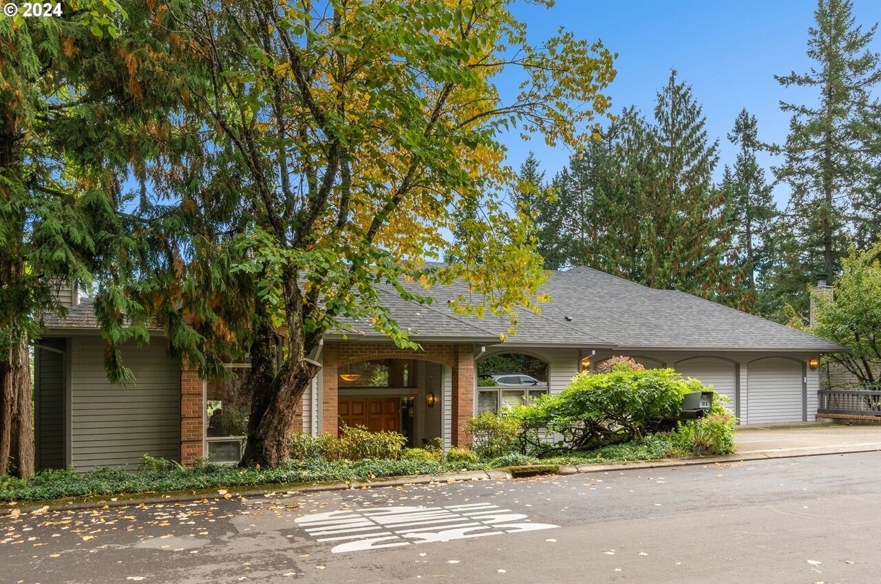 Cozy 4-bedroom house in tranquil Lake Oswego with AC - great views of Mt. Hood. 