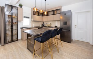 Fridge, oven, stovetop, dishwasher