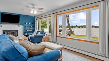 Smart-tv, een open haard, een dvd-speler en tafelvoetbal