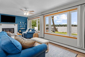 Smart TV, lareira, DVD player, pebolim