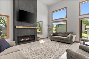 Smart TV, fireplace - Luxurious Modern home Built in 2024 On the channel of Lake Winneconne (Winneconne)