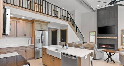 Luxurious Modern home Built in 2024 On the channel of Lake Winneconne
