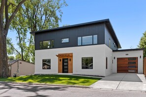 Exterior - Luxurious Modern home Built in 2024 On the channel of Lake Winneconne (Winneconne)