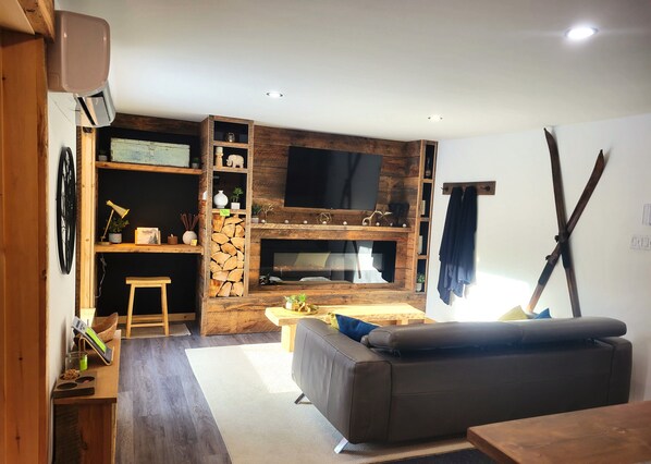Smart TV, fireplace