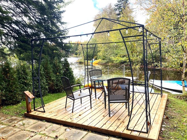 Outdoor dining - Chalet Relaxant sur Lac Forêt (Saint-Zénon)