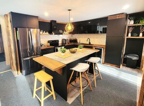 Microwave, oven, stovetop - Chalet Relaxant sur Lac Forêt (Saint-Zénon)