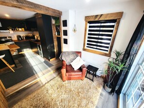 Smart TV y chimenea 