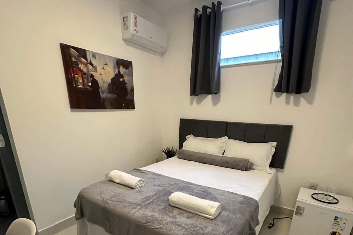 Quarto casal clássico de uso individual | Wi-Fi de cortesia, roupa de cama