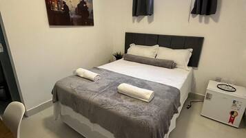 Quarto casal clássico de uso individual | Wi-Fi de cortesia, roupa de cama