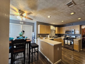 ثلاجة، ميكروويف، فرن، موقد طهي مسطح