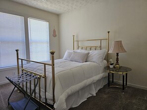 4 bedrooms, desk, iron/ironing board, free WiFi - NFL House – 1Train Ride Away-7Min to Train Station, 8-Guests, 4-BRDs, Game Room (Stone Mountain)