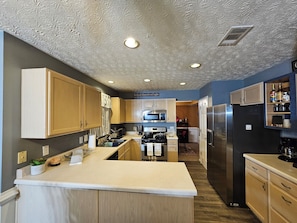 ثلاجة، ميكروويف، فرن، موقد طهي مسطح