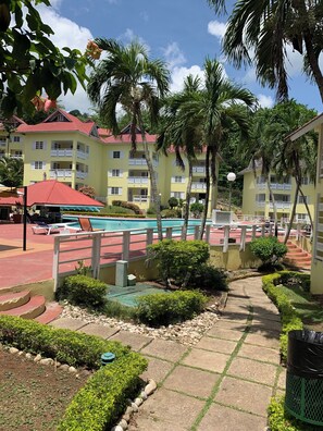 Outdoor pool - Cozy 1-bedroom apartment in gorgeous Ocho Rios with POOL, AC, WiFi (Ocho Rios)