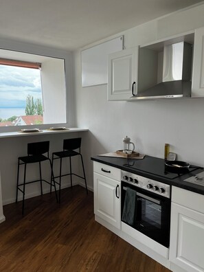 Réfrigérateur, four, plaque de cuisson, grille-pain