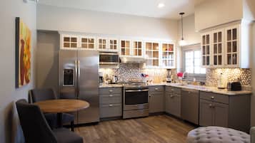 Deluxe Apartment, City View | Private kitchen