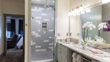 Deluxe Apartment, City View | Bathroom