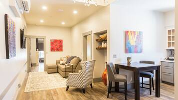 Deluxe Apartment, City View | Living area