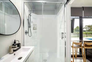 Douche, serviettes fournies, savon, papier toilette