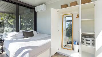 1 bedroom, desk, free WiFi, bed sheets