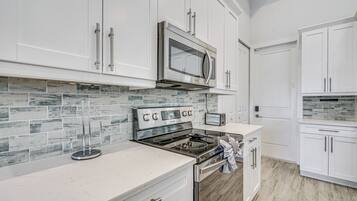 Kühlschrank, Mikrowelle, Herdplatte, Geschirrspüler