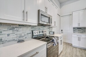 Fridge, microwave, stovetop, dishwasher