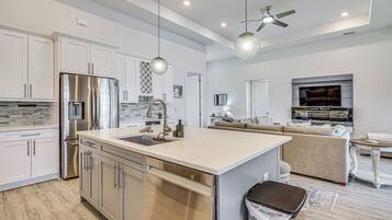 Kühlschrank, Mikrowelle, Herdplatte, Geschirrspüler