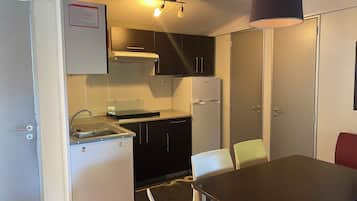 Chalet | Private kitchen | Fridge, microwave, stovetop, electric kettle