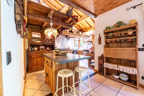 Fridge, microwave, oven, stovetop - Chalet 'Le Courti' with Mountain View, Private Terrace and Wi-Fi (Sainte-Foy-Tarentaise)